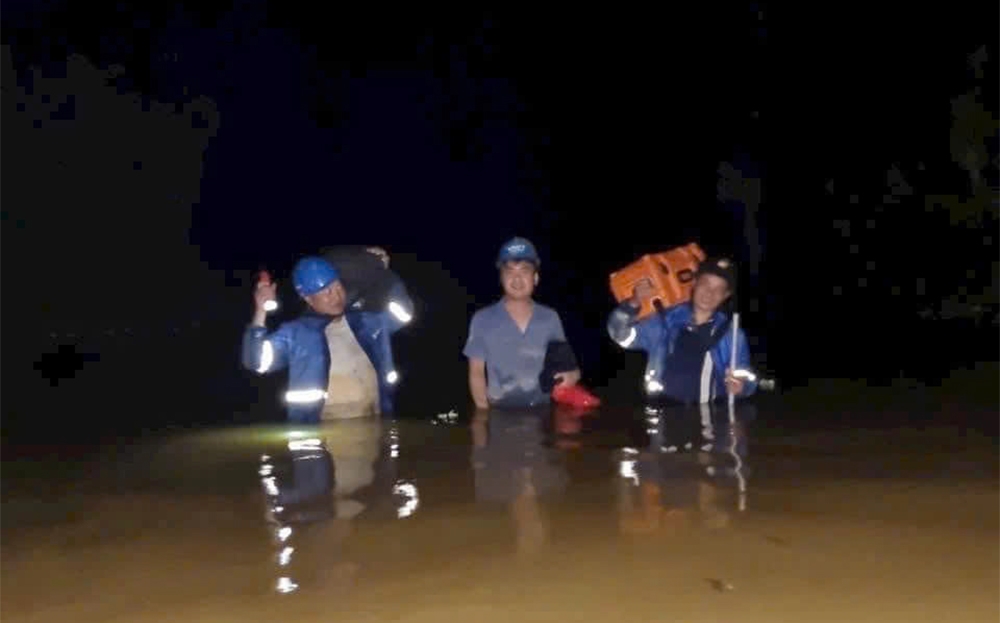 Cán bộ, công nhân VNPT Yên Bái vượt lũ để giữ sóng thông tin liên lạc ổn định trong những ngày mưa bão.
